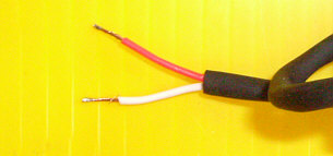 ワイヤレスセキュリティシステム警報機本体と接続する接続用リード線１本付属